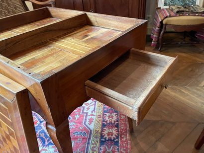 Table à jeux en bois fruitier, pieds cambrés,...