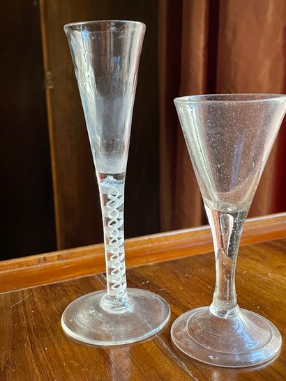 Paire de verres à jambe et un autre à filigrane...