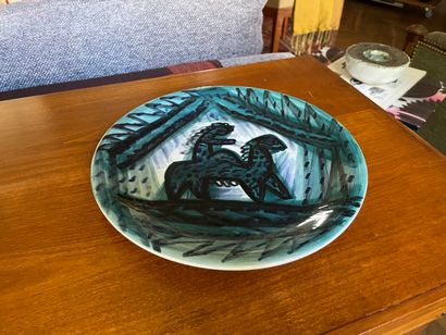 H. GACZYNSKI.

Assiette en faience à décor...
