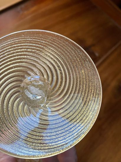 Vase lenticulaire sur piedouche, en verre...