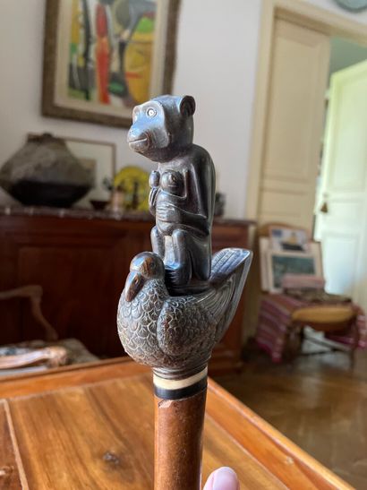Poignard avec fourreau en bois sculpté d'un...
