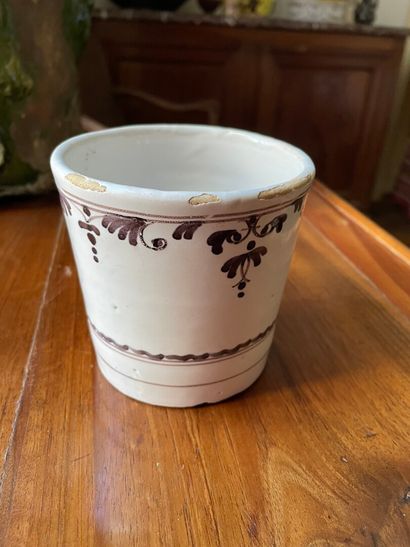 Grande tasse en faience XVIII°

H: 10,5 ...