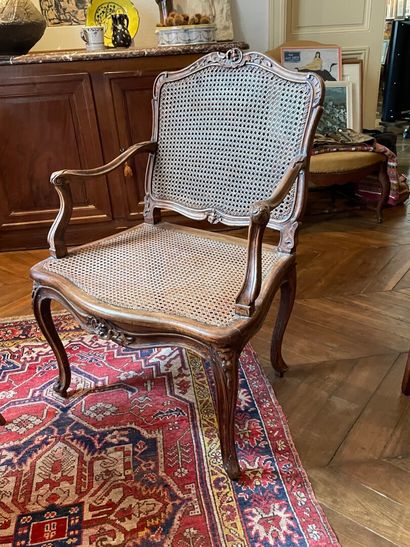 Fauteuil à dossier plat, en bois sculpté...