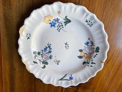 MOUSTIERS XVIII°

Assiette en faience à décor...