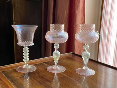 Collection de trois verres roses et paillons...