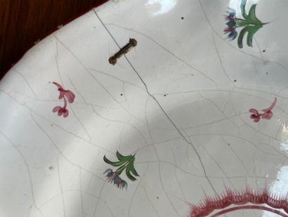 Petit plat rond en faience à décor d'oeillets

Fin...