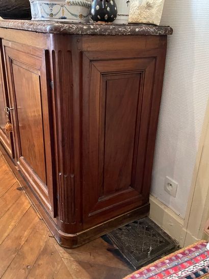 Buffet bas en noyer, sur plinthe, les arêtes...