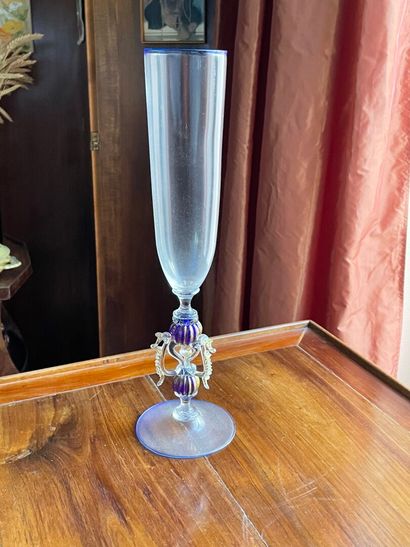 Grand verre de Murano , le pied bleu et or...
