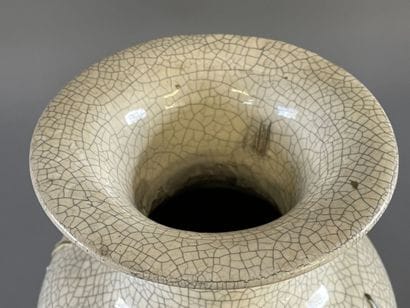 Vase en céramique émaillé craquelé à décor...
