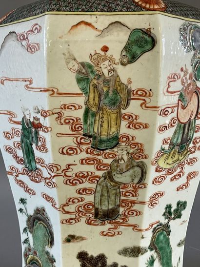Vase à pans coupés en porcelaine de Chine...