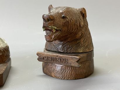 Deux encriers en bois sculpté figurant des...