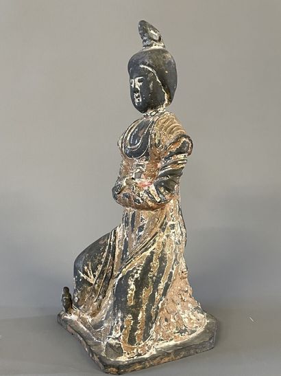 Statue votive chinoise en terre cuite patinée....