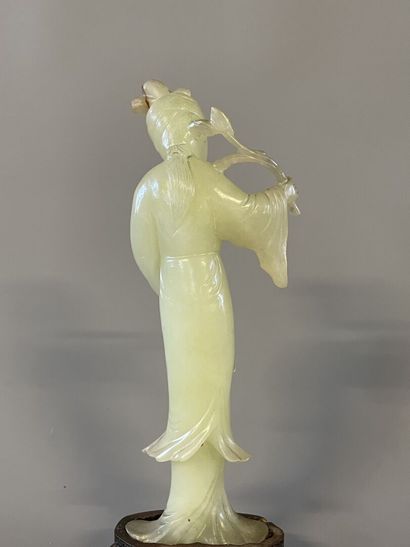 Femme à la fleur, sculpture en pierre dure...