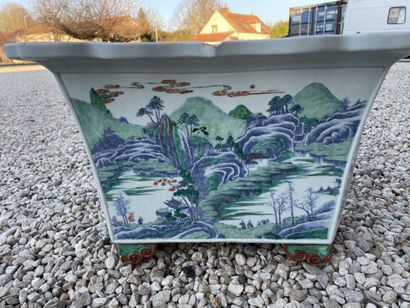 Jardinière en porcelaine de Chine à décor...