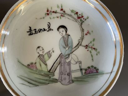 Ensemble de dix soucoupes en porcelaine de...