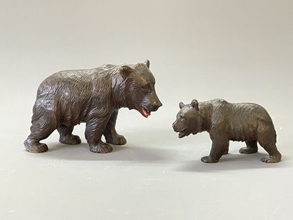 Deux sculptures en bois patiné d'ours.

Forêt...