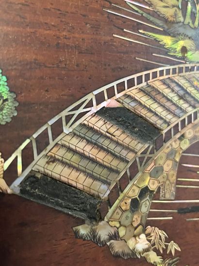 Ecran en bois à décor de scène de vie en...