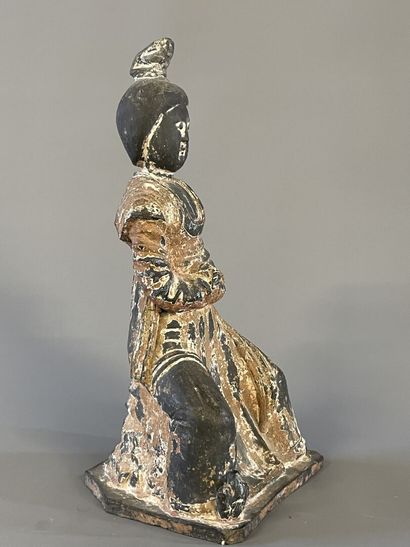 Statue votive chinoise en terre cuite patinée....