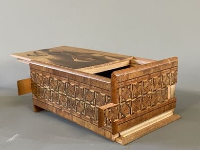 Trois boites en marqueterie de bois à ouverture...
