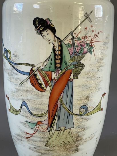 Vase balustre en porcelaine à décor de femme...
