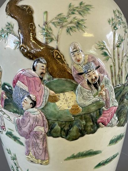 Vase balustre en porcelaine de Chine à décor...