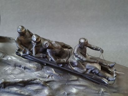 Bobsleigh - 

Encrier en régule patiné, cachet...