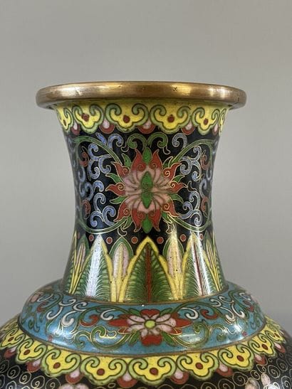 Paire de vases en émaux cloisonnés. 

H....