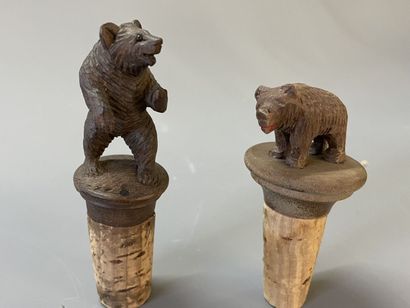 Deux bouchons en bois sculpté et liége à...