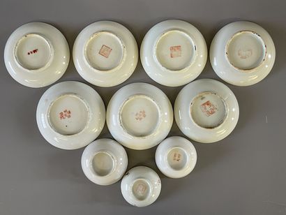 Ensemble de dix soucoupes en porcelaine de...