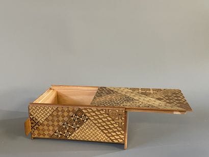 Deux boites en marqueterie de bois à ouverture...
