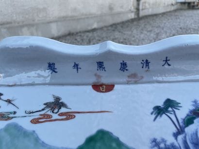 Jardinière en porcelaine de Chine à décor...