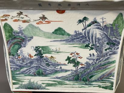 Jardinière en porcelaine de Chine à décor...