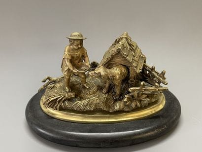 Encrier en bronze doré figurant une scène...