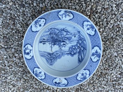 Bassin en porcelaine de Chine à décor de...