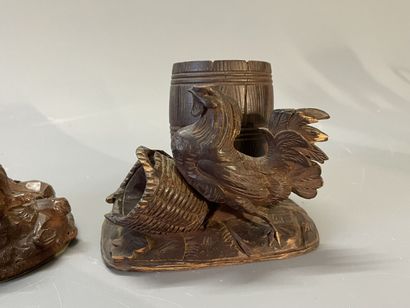 Deux vide poche en bois sculpté, un à décor...