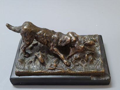 Chien de chasse.

Sculpture en bronze patiné,...