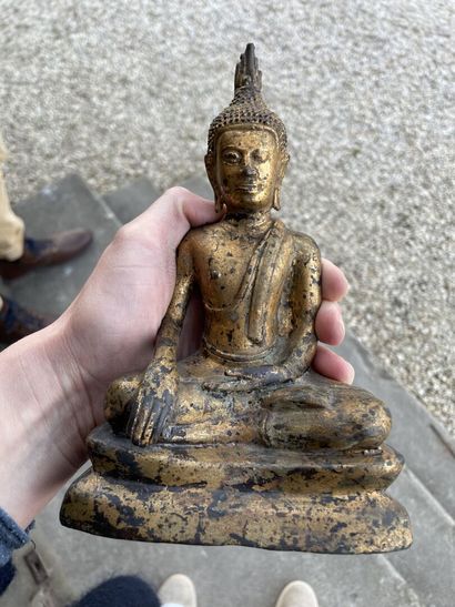 THAILANDE

Bouddha en priere, en bronze doré....