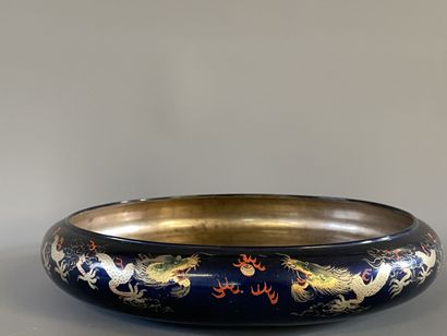 Coupe en laqué à décor de dragons et intérieur...