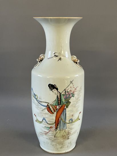 Vase balustre en porcelaine à décor de femme...