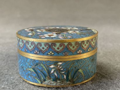 JAPON Boite cylindrique en émaux cloisonnés....