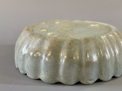 Coupe en grès émaillé. 

H. :3 cm. D. :9,5...