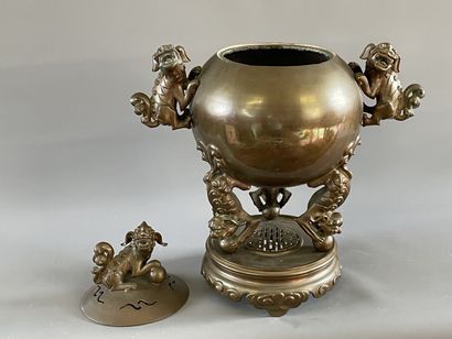INDOCHINE vers 1900: Grand brule-parfum tripode...