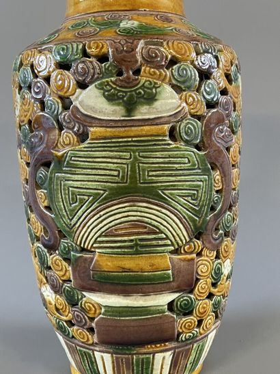 Vase ajouré en grès émaillé. Chine XX°

H....