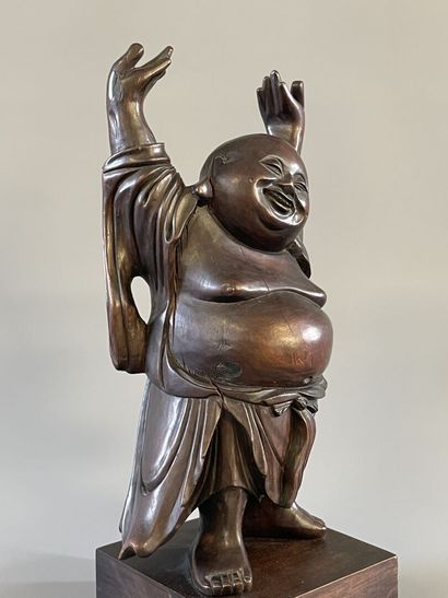 Bouddha en bois sculpté. 

H. :36cm.