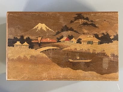 Trois boites en marqueterie de bois à ouverture...
