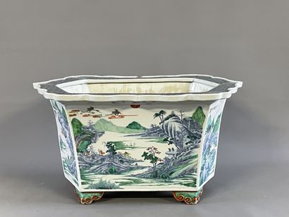 Jardinière en porcelaine de Chine à décor...
