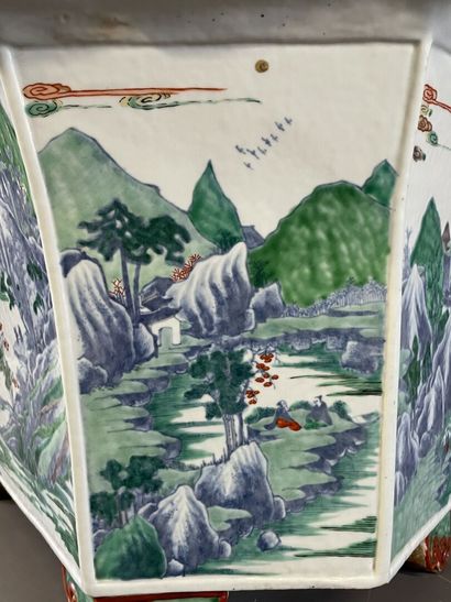 Jardinière en porcelaine de Chine à décor...