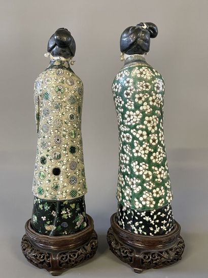 Deux statuettes de femmes en porcelaine,...