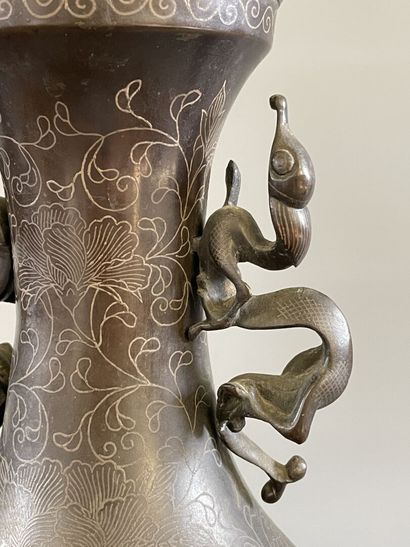 INDOCHINE fin XIX° Paire de vases en bronze...