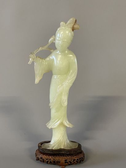 Femme à la fleur, sculpture en pierre dure...